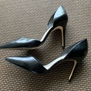 Aldo pattern leather pump.